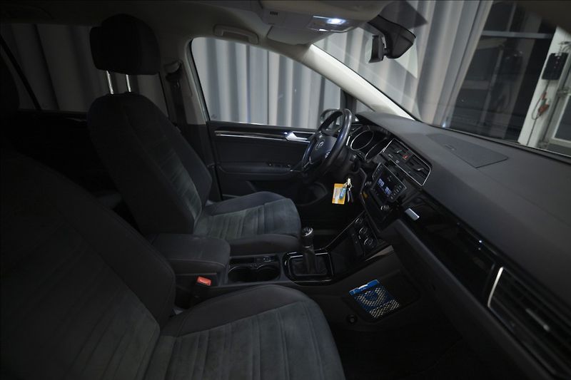 Volkswagen Touran 2,0 TDI MASÁŽ KAMERA VÝHŘEV ČR - fotka 8 z 39