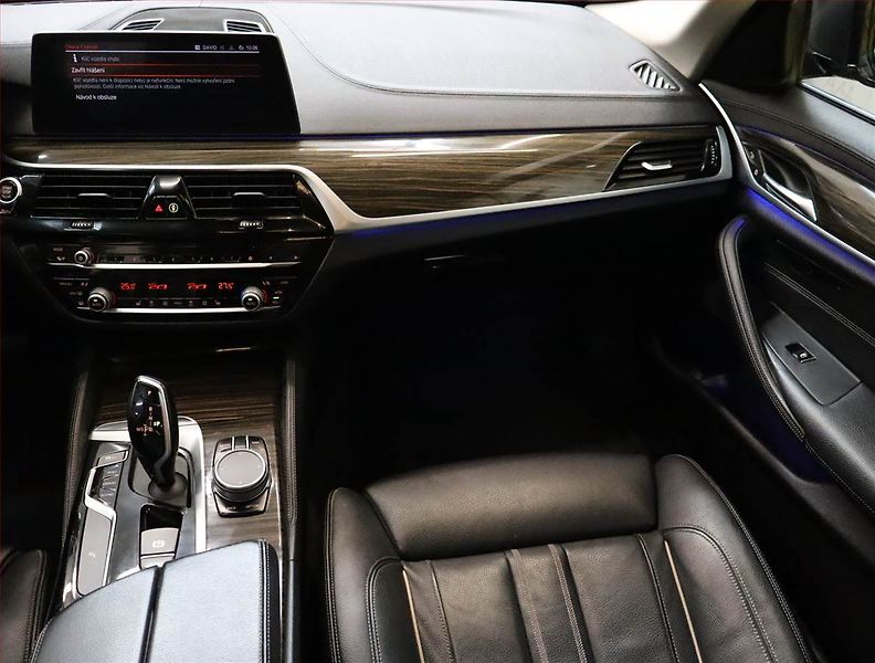 BMW Řada 5 (2019) Luxury Line 530d xDrive, 4X4 - fotka 8 z 25