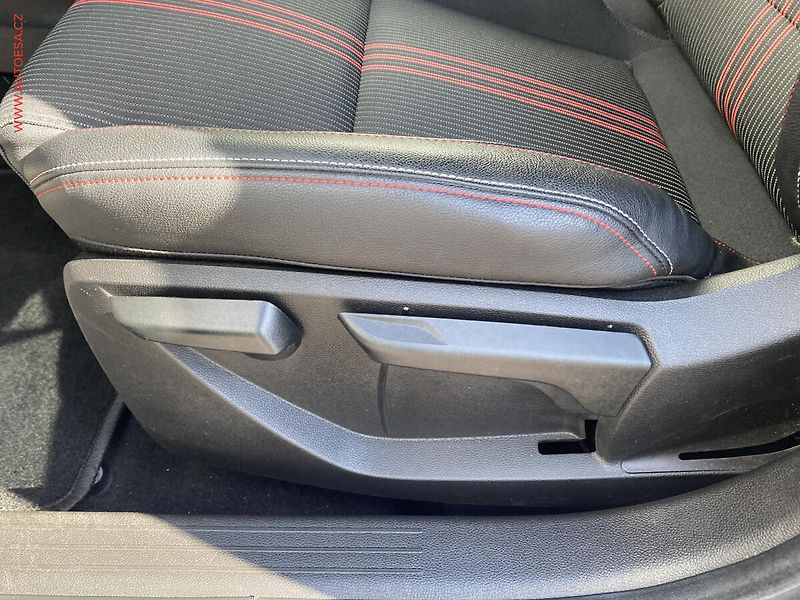 Renault Clio (2020) 1.0 TCe, RS Line, LED, navi - fotka 14 z 18