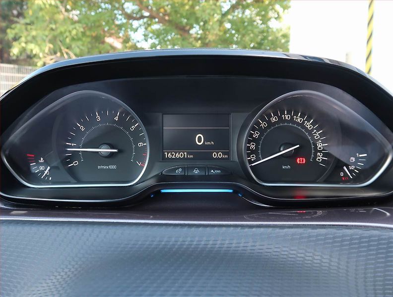 Peugeot 2008 (2014) 1.2 PureTech, Tempomat - fotka 11 z 16