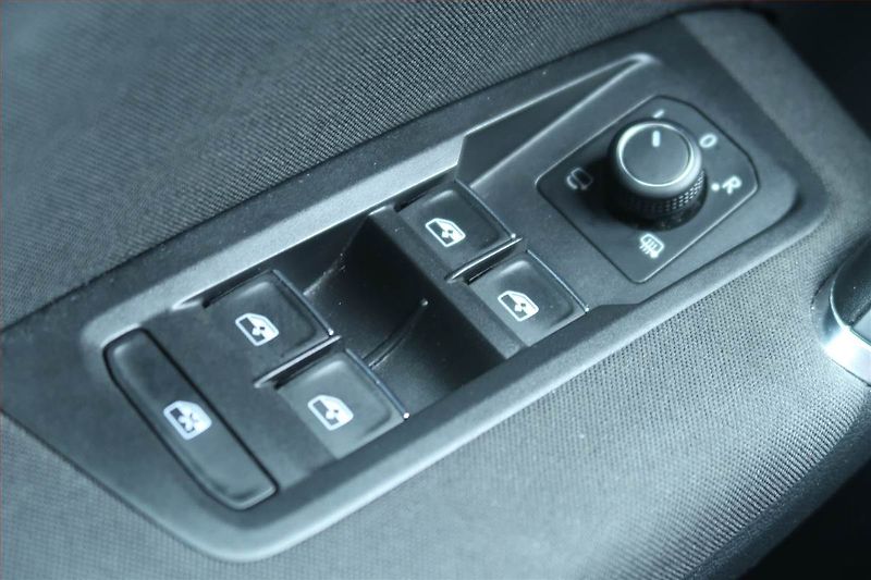 Volkswagen Touran (2019) 2.0 TDI, Automat, Navi - fotka 16 z 22