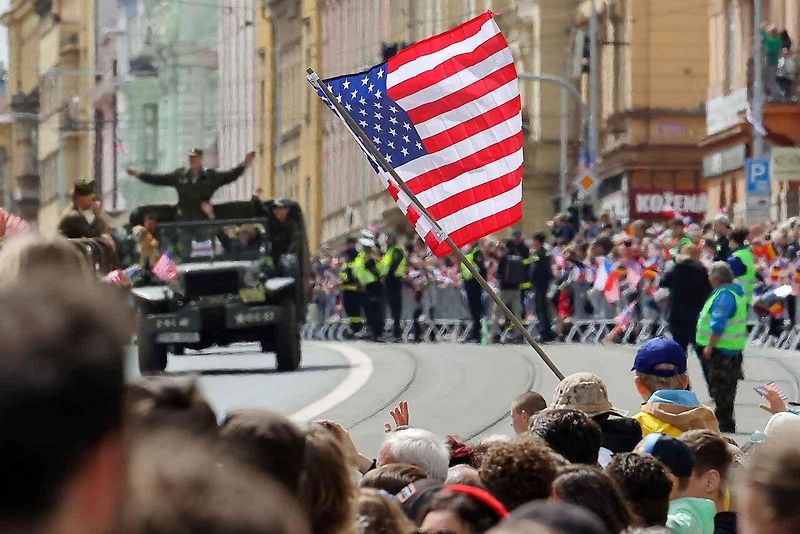 Plzní projel Konvoj svobody. Stovky kusů historické vojenské techniky v neděli projely z Bor do centra města. Ulice lemovaly tisíce diváků.