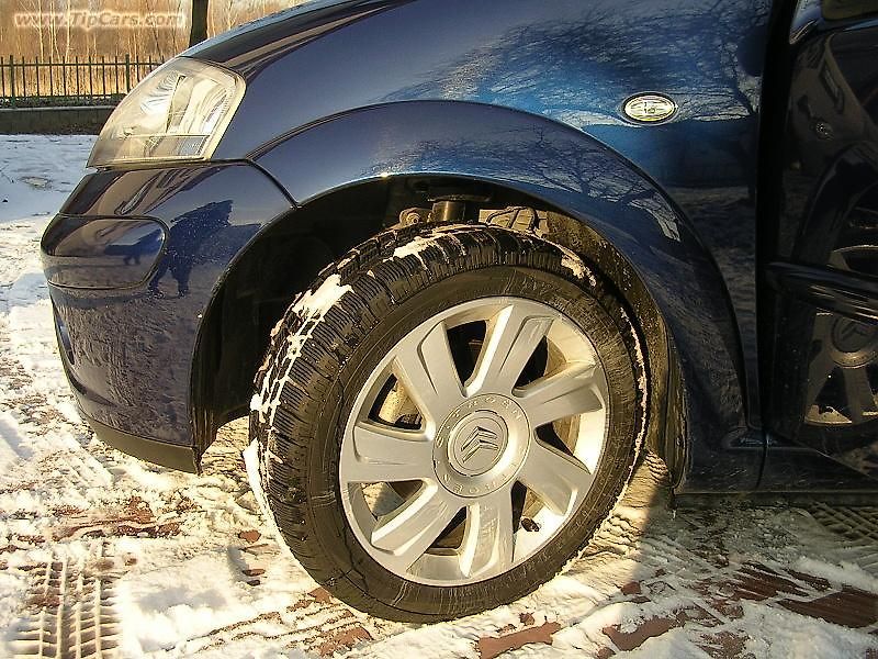 Motor ukrývající se za přední maskou má síly víc než dost.