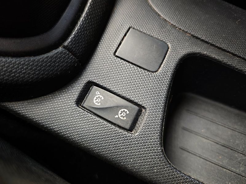 Renault Clio (2013) 1.2 16V Lutecia NAVI nové ČR - fotka 27 z 41