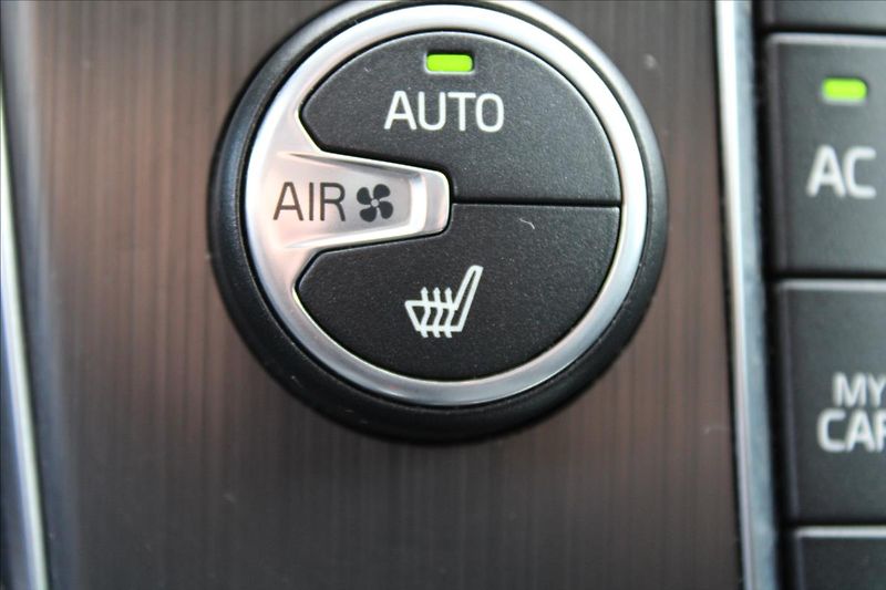 Volvo V40 2,0 D2  AUTOMAT,VÝHŘEVY - fotka 16 z 29