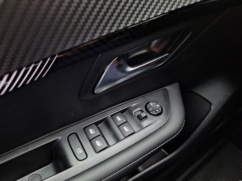 Peugeot 208 (2025) ALLURE Hybrid 100 e-DCS6 - fotka 21 z 21