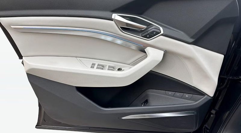 Audi Q8 e-tron SB 55 Q 360k Pano Taž Bílý in. - fotka 15 z 25