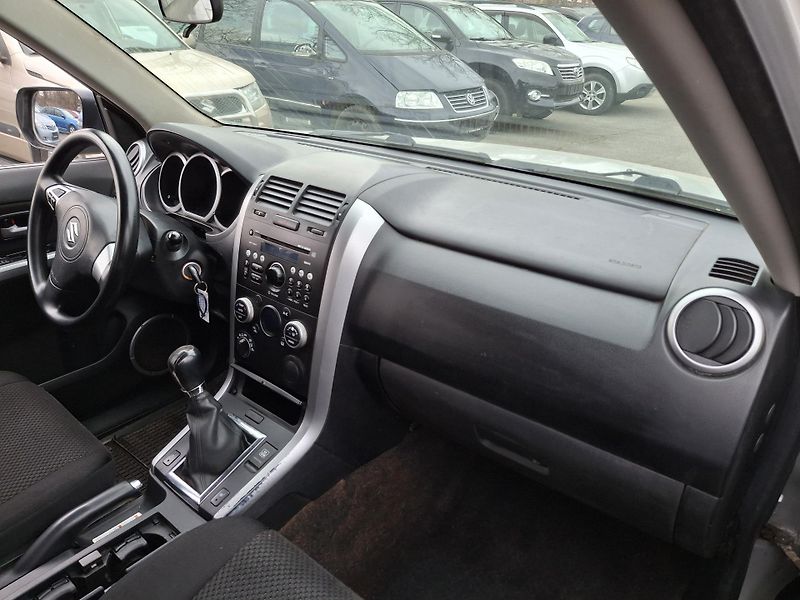 Suzuki Grand Vitara 2.0 benzin 103 kw 4x4 - fotka 11 z 20