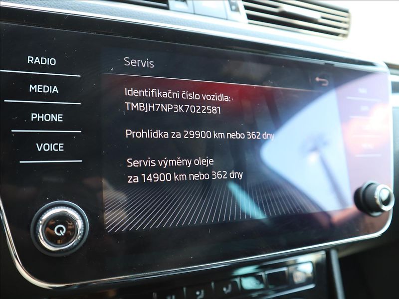 Škoda Superb 2,0 TDI SportLine Kamera ACC - fotka 25 z 36