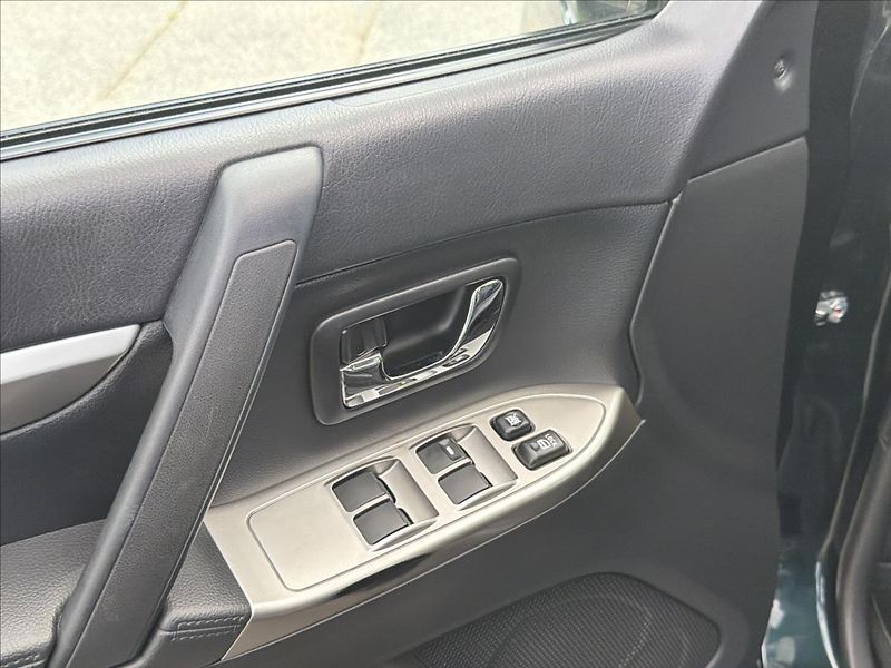 Mitsubishi Pajero 3,2 DI-D ČR SERVIS NT - fotka 27 z 30