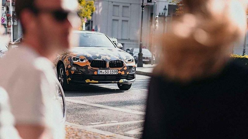 Maskovaný prototyp BMW X2.