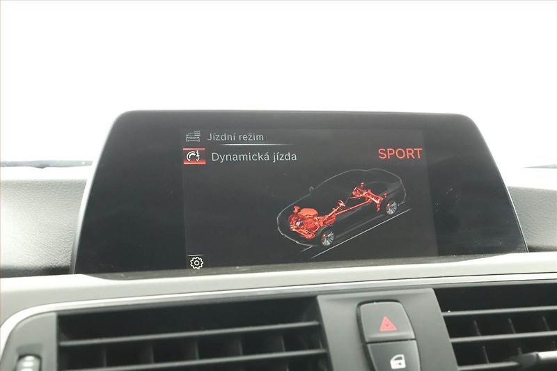 BMW Řada 3 (2015) 330 d, 4X4, Automat, Kůže - fotka 13 z 19