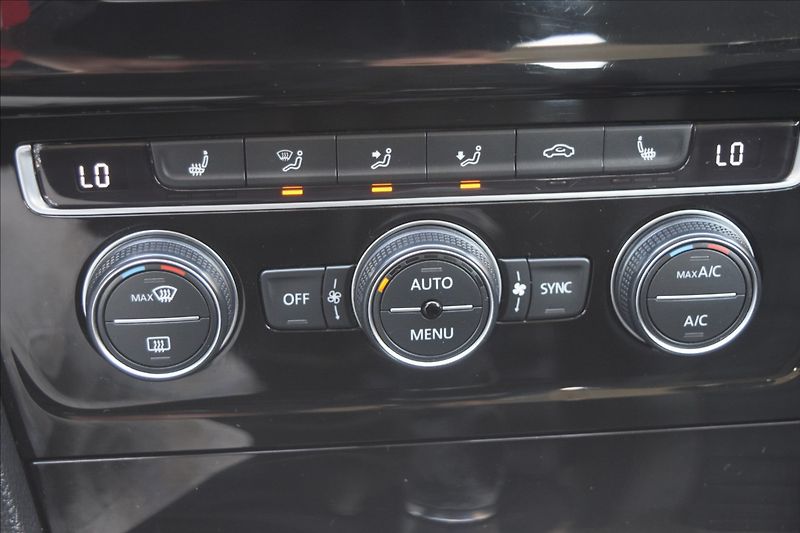 Volkswagen Golf 2,0 TDI 110KW KAMERA XENONY - fotka 41 z 48