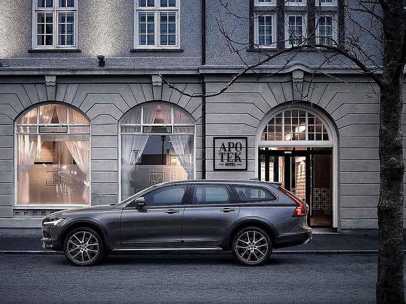 Volvo V90 Cross Country.