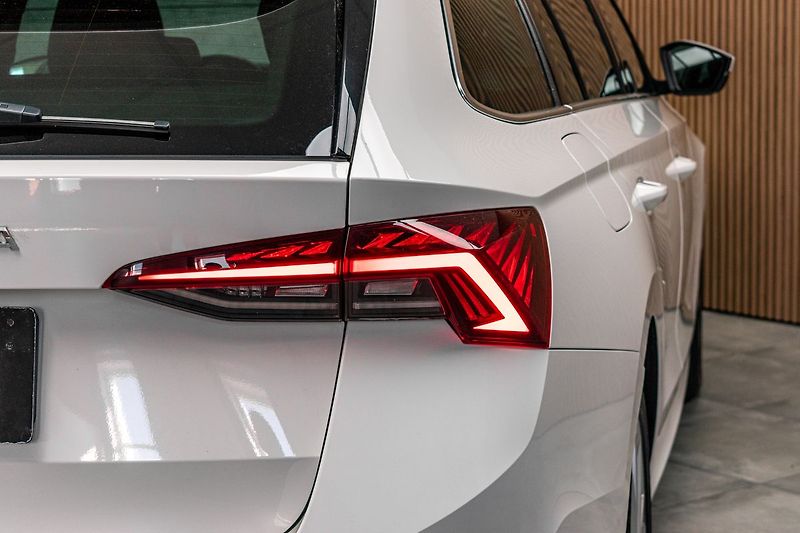 Škoda Octavia 2.0 TDI DSG*STYLE*KAMERA*KESSY - fotka 37 z 41
