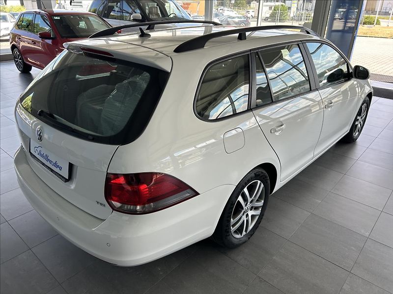 Volkswagen Golf 1,2   TSI 77kW,SERVISKA - fotka 6 z 20