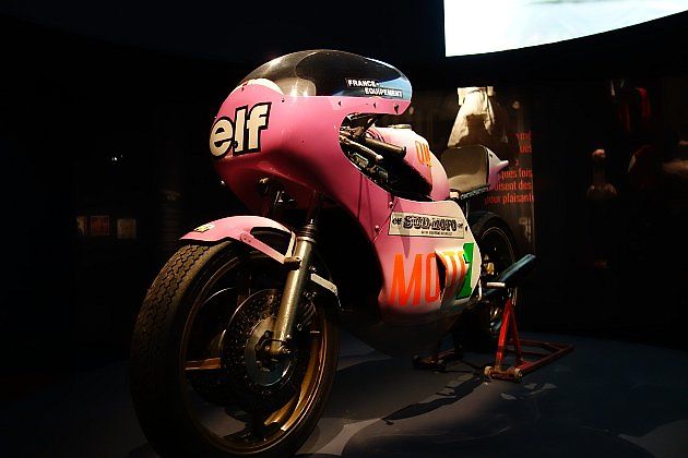 Rekordní motocykl Yamaha 750 OW31, se kterým jel Coluche 29. září 1985., zdroj: Wikimedia Commons, Petit_louis - La moto des records, CC BY 2.0
