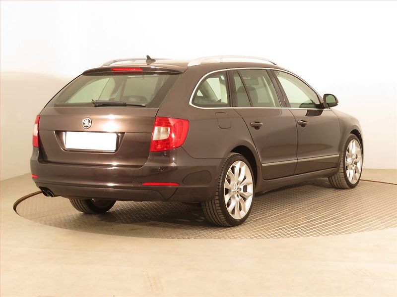 Škoda Superb (2010) Elegance 2.0 TDI, Navi, Xenony - fotka 5 z 16