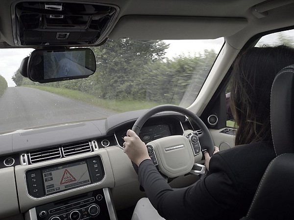 Land Rover vyvíjí kamerový systém, který umožní vidět skrz tažený přívěs nebo karavan.