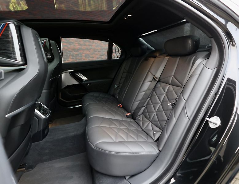 BMW Řada 7 (2023) 740d M SPORT xDrive - fotka 28 z 48