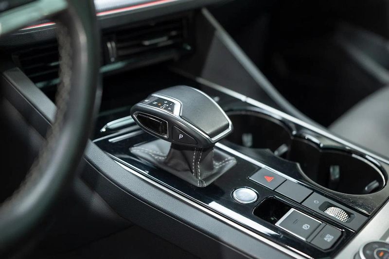Volkswagen Touareg R-Line 3.0 TDI 210 kW - fotka 18 z 50
