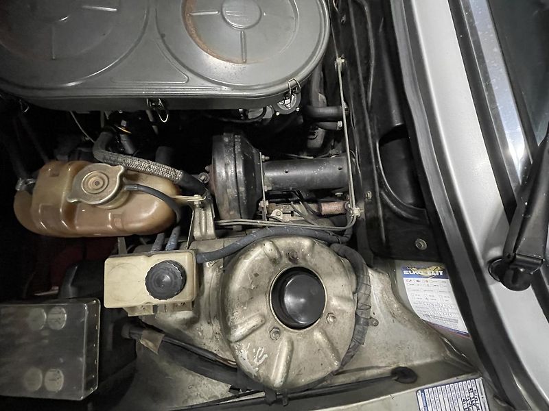 BMW Řada 5 (1974) 525i E12 REZEVOVÁNO - fotka 9 z 26
