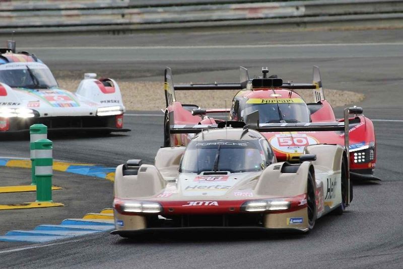 Zážitek na celý život si z jubilejního závodu 24 hodin Le Mans odvezli automodeláři z Mostu. Malé a velké Porsche podruhé.