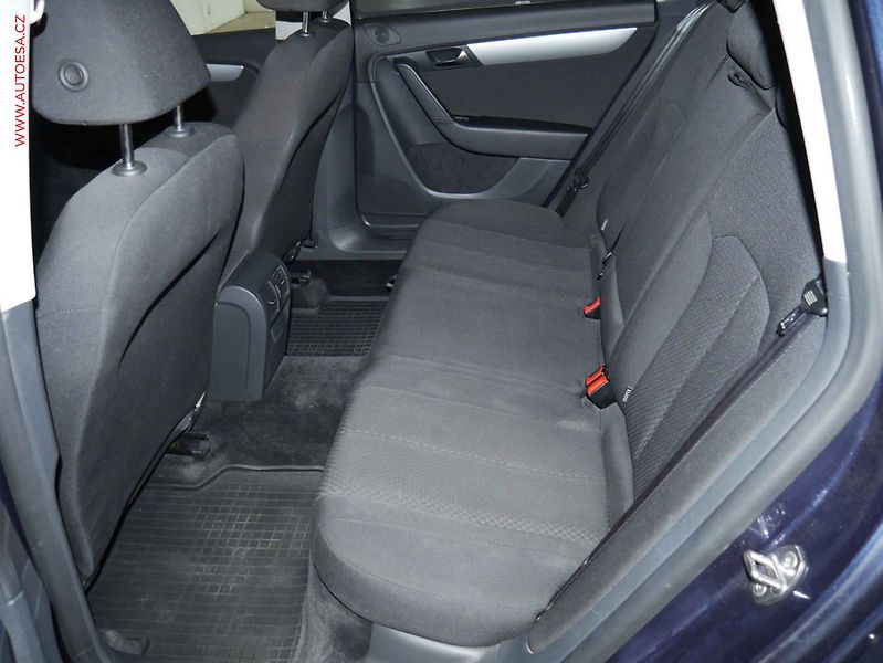 Volkswagen Passat (2011) 1.6 TDi, 1.maj, servis.kniha - fotka 10 z 16