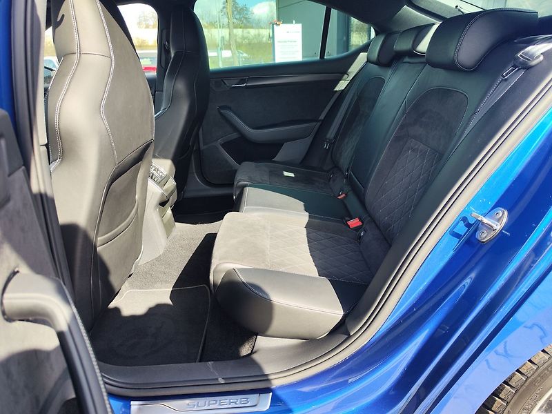 Škoda Superb 2.0 TDi/147kW Sportline DSG - fotka 15 z 34