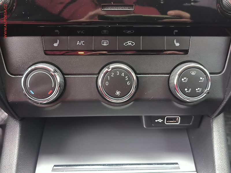 Škoda Octavia (2018) 1.6TDi, ČR, Ambition, zámek - fotka 14 z 18