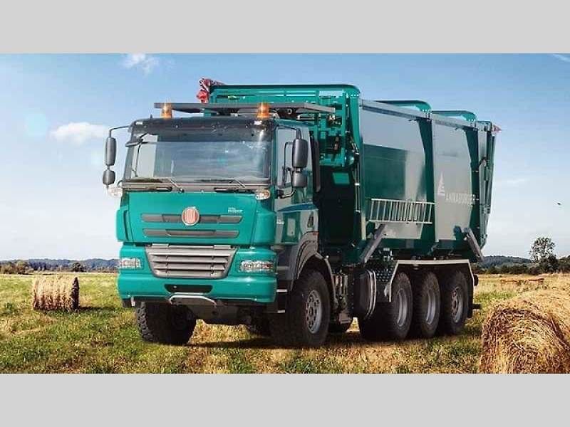 Tatra Force 8x8 – vozidlo pro přepravu potrubí.