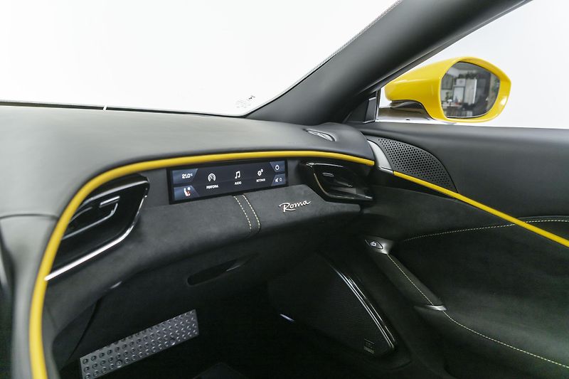 Ferrari Roma Giallo modena*krásná výbava - fotka 17 z 45