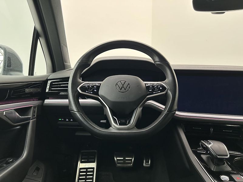 Volkswagen Touareg 3.0 TSI 4x4 R-Line - fotka 34 z 36