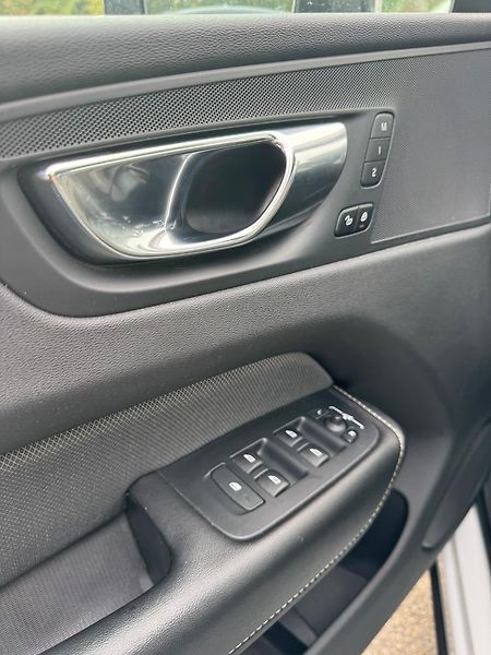 Volvo XC60 (2020) XC60 B4 Drive-E mHEV aut. Mome - fotka 9 z 27