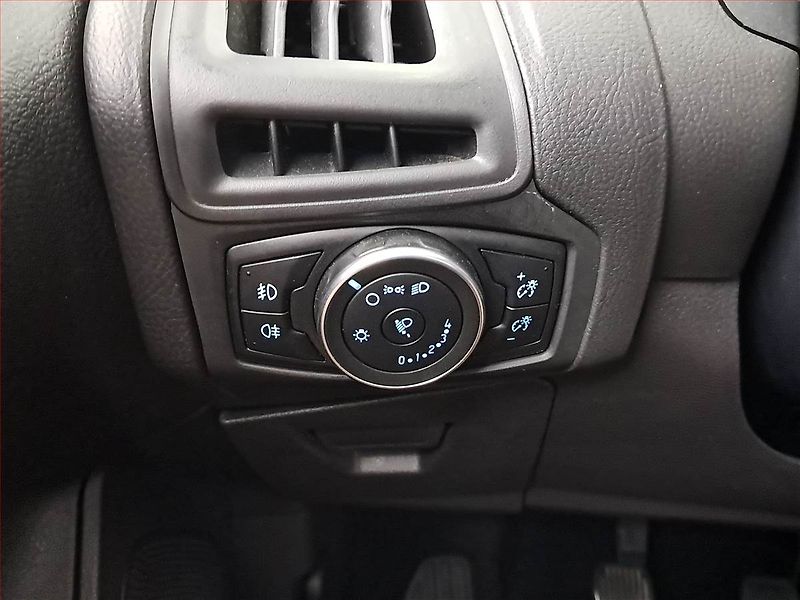 Ford Focus (2018) 1.6 i, Vyhř. sedaček - fotka 17 z 17