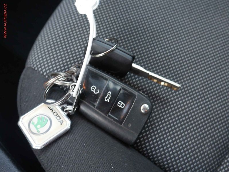 Škoda Octavia (2014) 1.6 TDi, AC - fotka 16 z 16