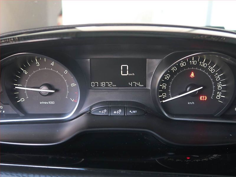 Peugeot 2008 (2019) 1.2 PureTech, Tempomat - fotka 11 z 15