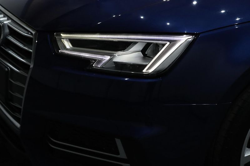 Audi A4 2.0 TFSI ultra 140 kW S line - fotka 12 z 49