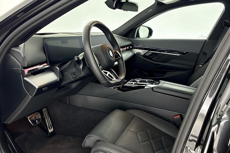 BMW Řada 5 540d xDrive Touring - fotka 7 z 19
