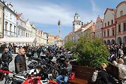 Třeboňské Masarykovo náměstí bylo motorkami doslova našlapané. Stovkám strojů požehnal tamní kaplan Jiří Kalaš.