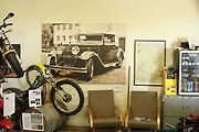 Velká fotografie připomínající ve firmě Simson výrobu osobních automobilů.