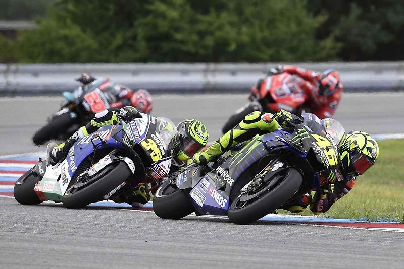 Motocyklová legenda Valentino Rossi při závodě na Masarykově okruhu v roce 2019.