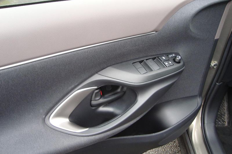 Toyota Yaris Cross (2024) 1.5 Hybrid,ČR,1.Maj.Exetucive - fotka 26 z 83