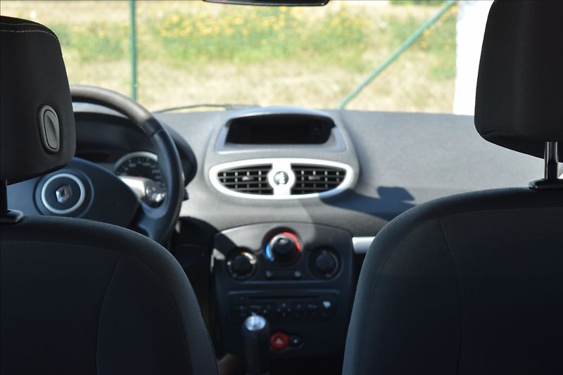 Renault Clio 1,2 i 74KW ALU KLIMA TAŽNÉ - fotka 27 z 48