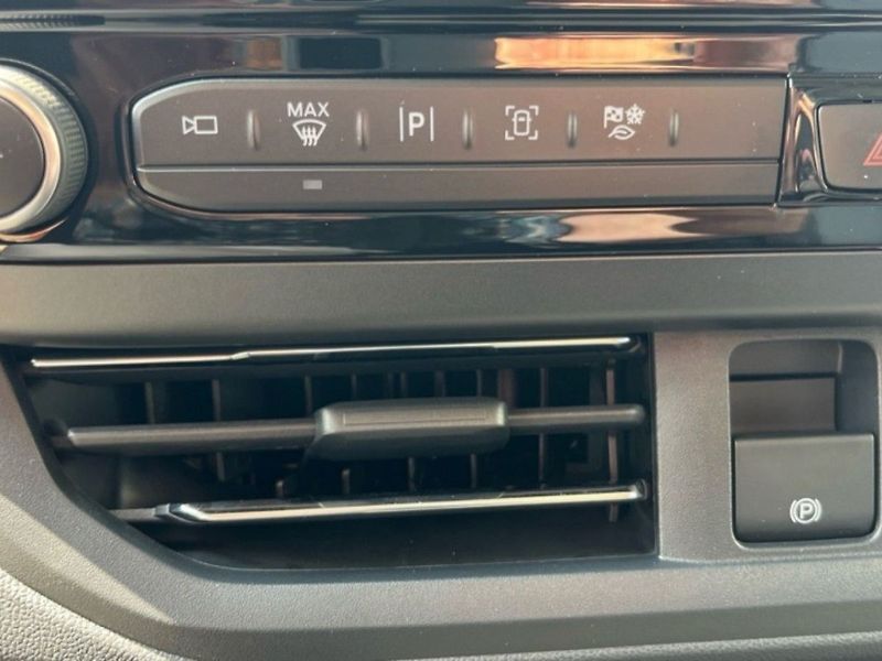 Ford Tourneo Custom 2.0D,125KW, CZ, DPH,1. MAJ - fotka 21 z 35