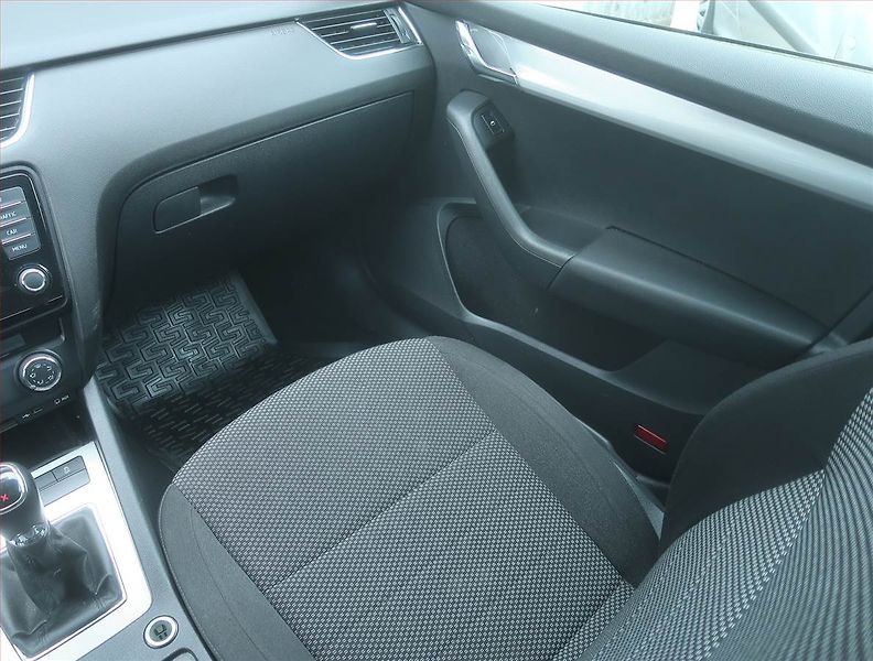 Škoda Octavia (2015) Ambition Plus 1.6 TDI 4x4 - fotka 8 z 15