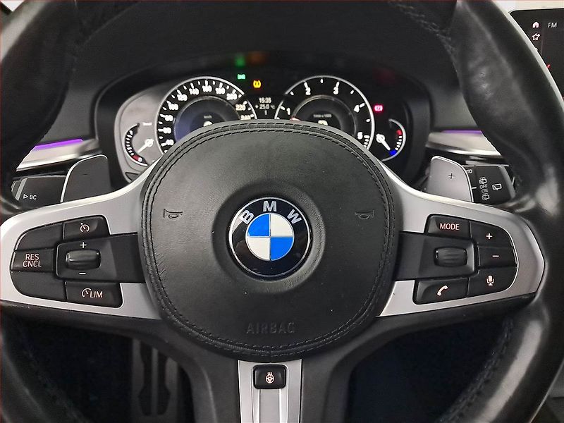 BMW Řada 5 (2018) M Sport 530d xDrive - fotka 19 z 25