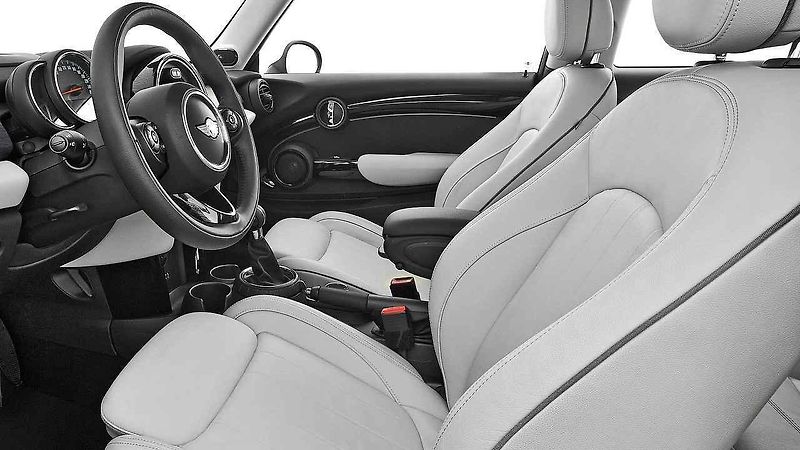 Fiat 500 nabízí i tuto variantu interiéru s příplatkem 37 000 Kč