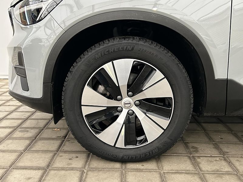 Volvo XC40 2.0 B3 ESSENTIAL - fotka 9 z 30