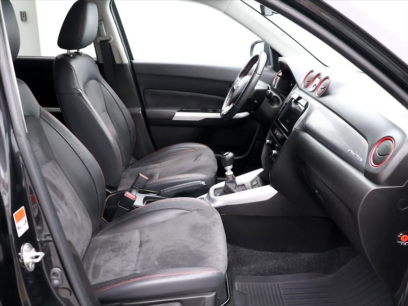 Suzuki Vitara 1.4 BJet AllGrip 103kW 1.Maj - fotka 12 z 36